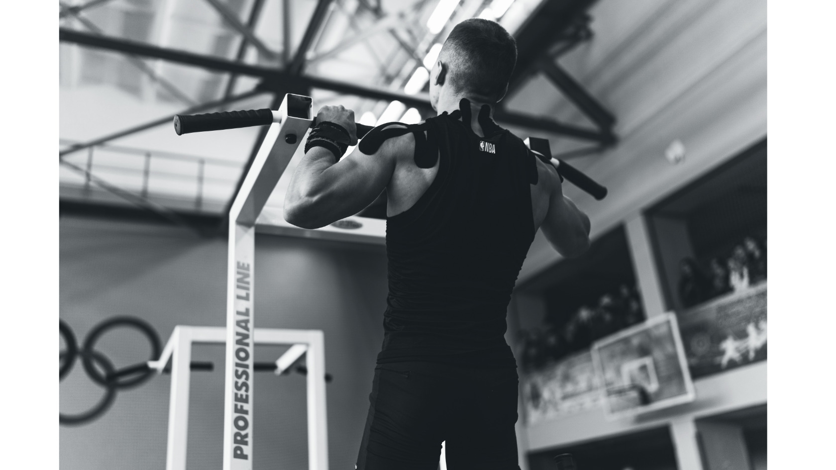 Курсант виконує вправи на тренажері